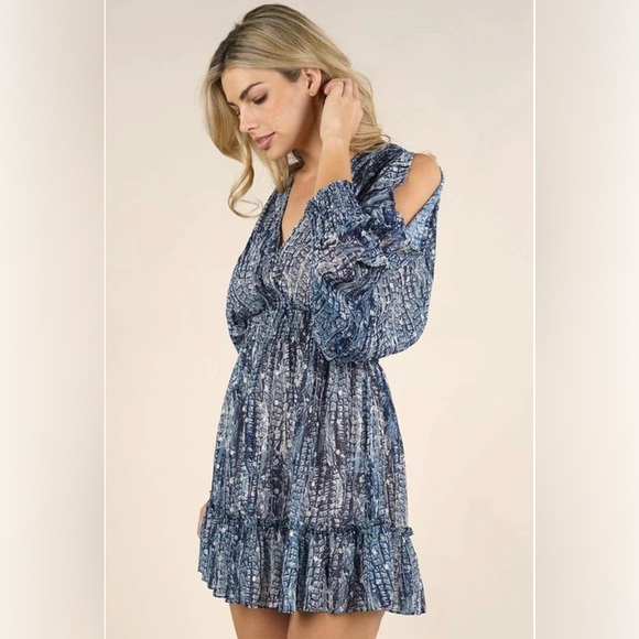LOVESTITCH
Feather Print Split Sleeve Mini Dress - Picture 2 of 9